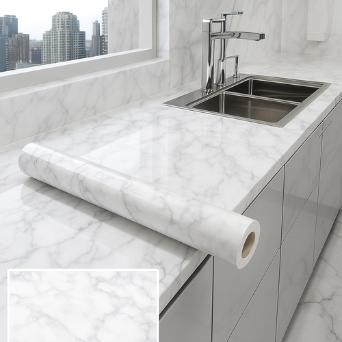 encimera y pared de cocina revestida con papel adhesivo mármol blanco y grifería cromada